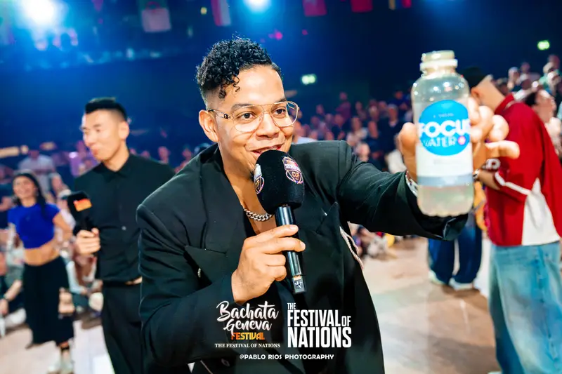 The host on the microphone between rounds